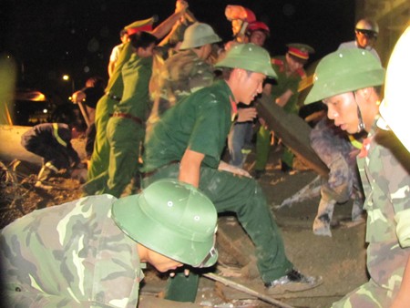 Lực lượng chức năng cùng người dân tiến hành cứu các nạn nhân bị vùi lấp trong đống bê tông (Ảnh: Dân trí)